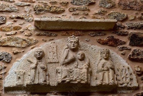 Cuadro en lienzo Bas-relief sur la façade du couvent Santa Barbara de La Corogne en Galice