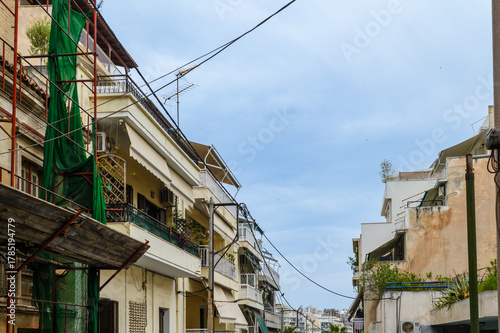 Grecja, Pireus. Widok na budynki z elementami infrastruktury miejskiej