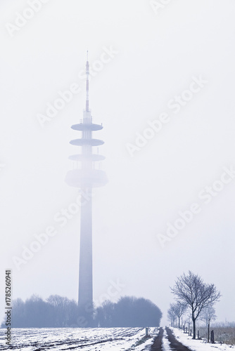 Fernmeldeturm im Nebel