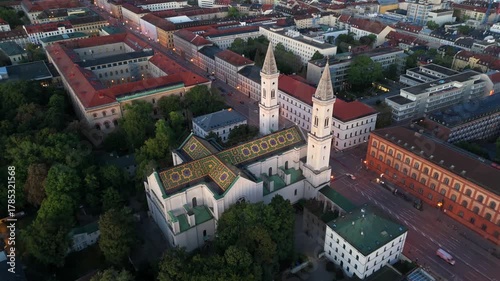 Panorama der Ludwigskirche in Maxvorstadt Muenchen. Die katholische Universitaetskirche St. Ludwig an der Ludwigstrasse ist ein bedeutendes Baudenkmal der bayerischen Architektur