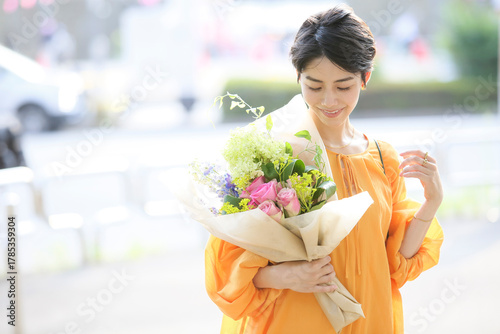 屋外で花束を持つ女性