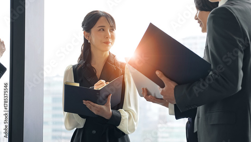 オフィスで会話するビジネスパーソンのグループ