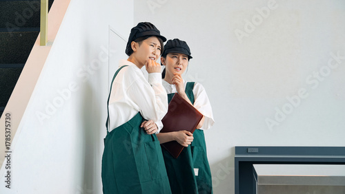 店の隅でヒソヒソ話をする飲食店店員