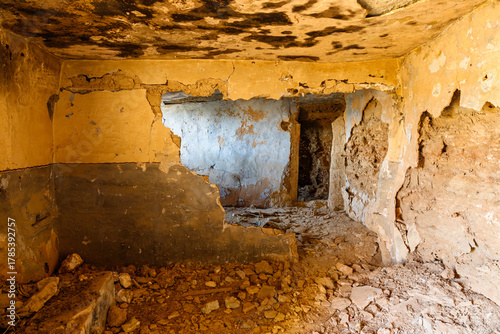 Fotografie The ruined interior of a house carved into the rock, Remolinos, Spain