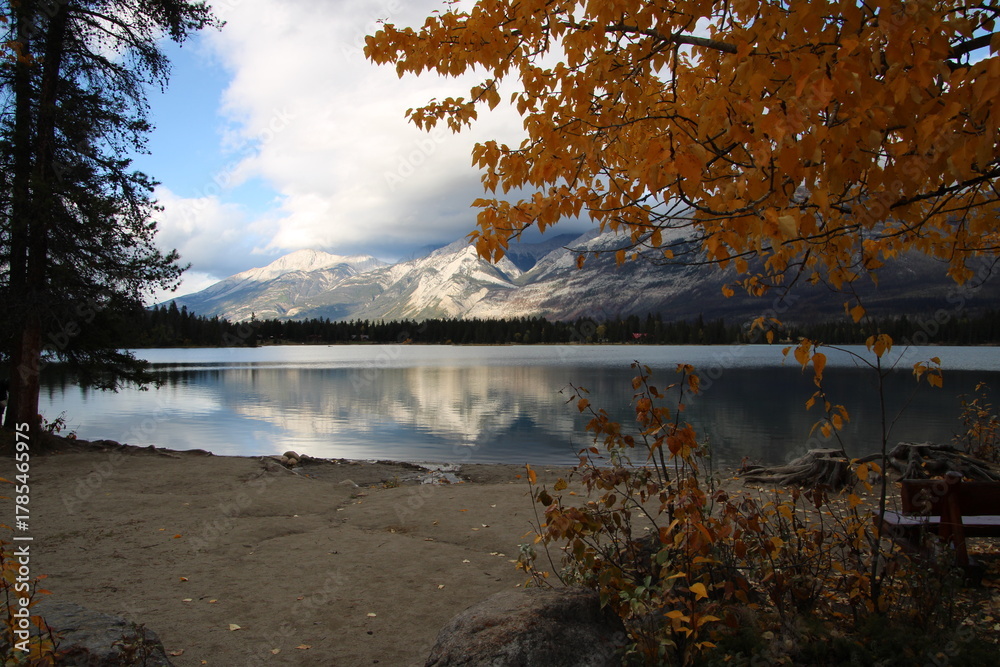 Fototapeta premium Autumn On The Beach, Jasper National Park, Alberta