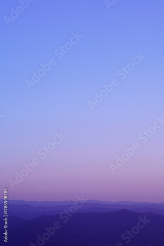 和泉葛城山頂から見る暮れ行く紀州の山並み