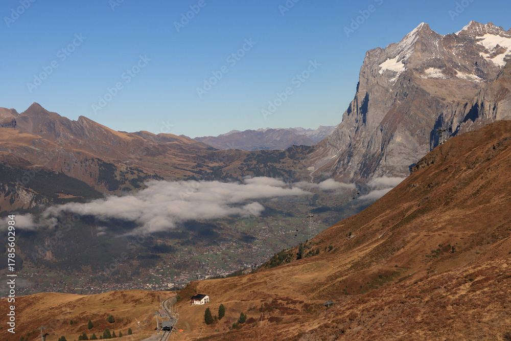 Obraz premium Blick vom Fallbodensee auf Grindelwald mit Wetterhorn