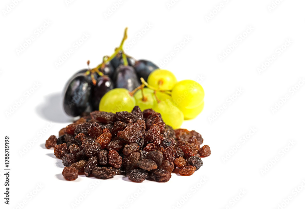 Fototapeta premium Getrocknete Weinbeeren vor weißem Hintergrund