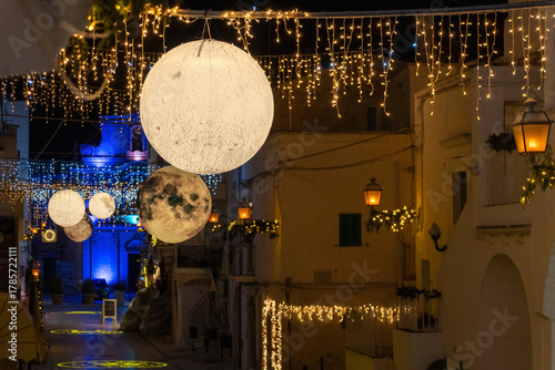 Natale tra i  Vicoli Bianchi di Cisternino, Valle d'Itria in Inverno, di notte - Puglia, Italia