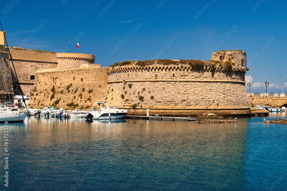 Fototapeta premium Fortezza sul Mare: L'Imponente Castello Angioino di Gallipoli - Salento, Puglia, Lecce, Italy