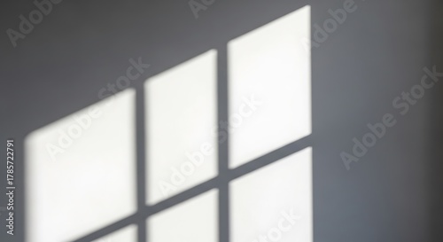 부드럽게 드리운 창문 그림자가 벽에 아름다운 빛과 그림자를 만들다