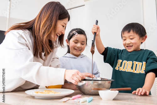 楽しくお菓子作りをする親子