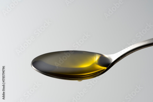 スプーンでオリーブオイルをすくう