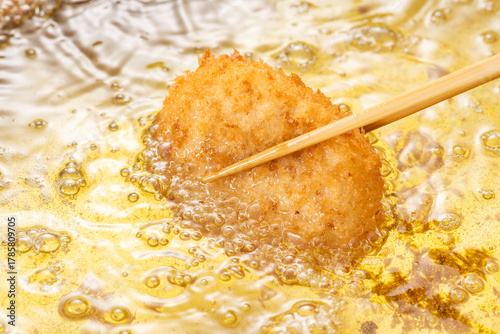 コロッケを揚げる