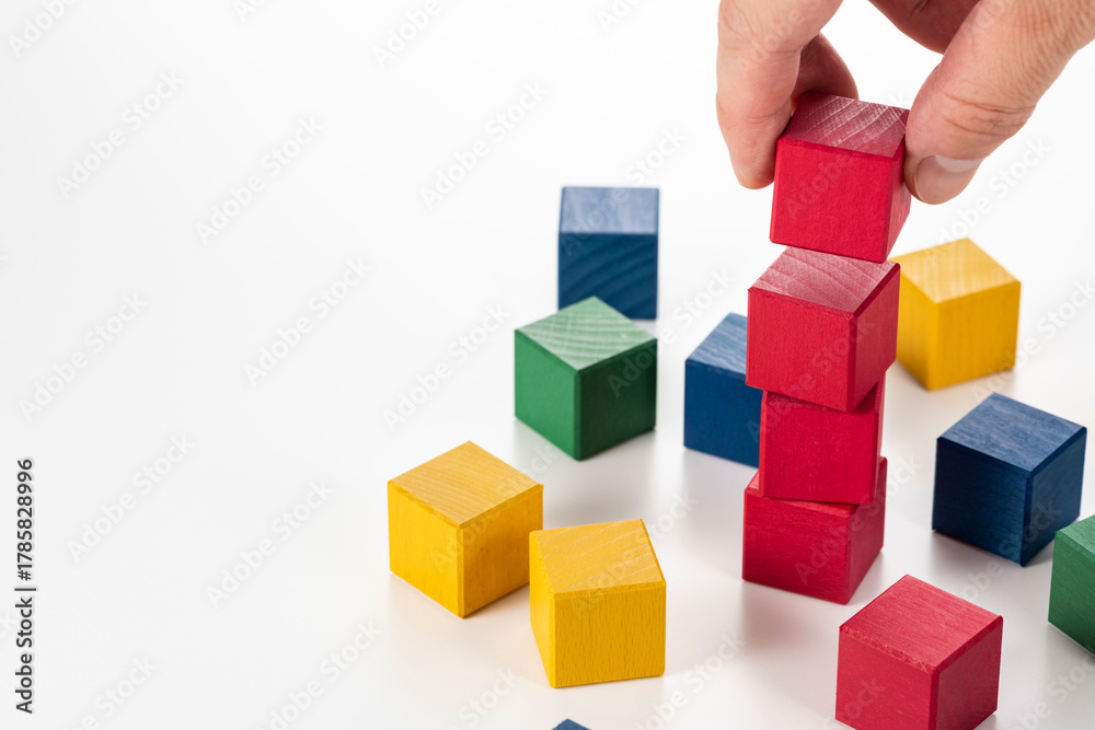 Obraz premium カラフルなブロックを積み上げる