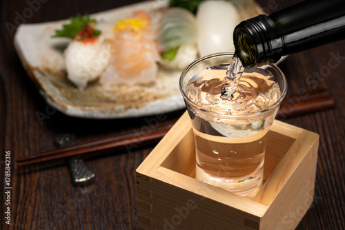 Photos 寿司と日本酒の盛りこぼし（もっきり）
