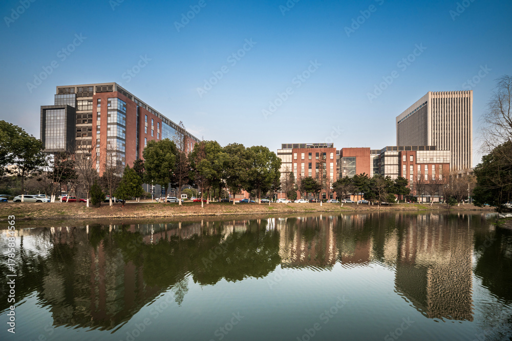 Obraz premium Scenic Urban Landscape Reflecting Modern Architecture by a Tranquil Lake