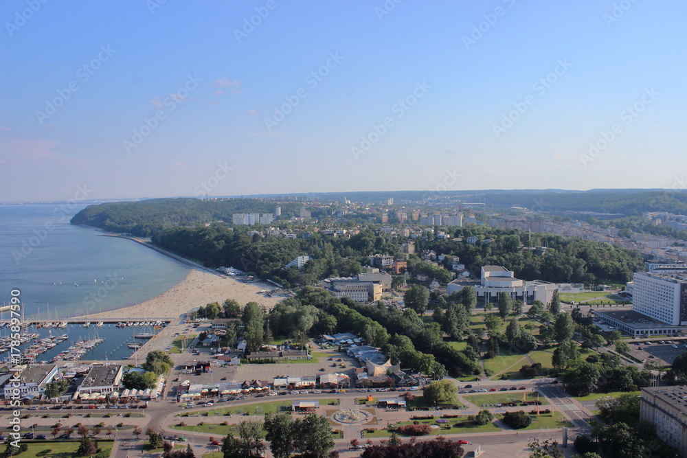 Obraz premium Cityscape with beach, marina and green hills on Baltic Sea coast