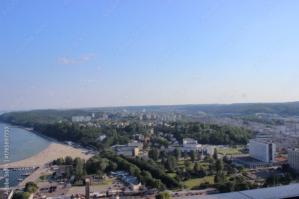 Naklejka premium Panoramic view of Gdynia city and beach on Baltic Sea coast on sunny day