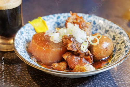 和食の煮物、モツ煮込み（大根、肉）
