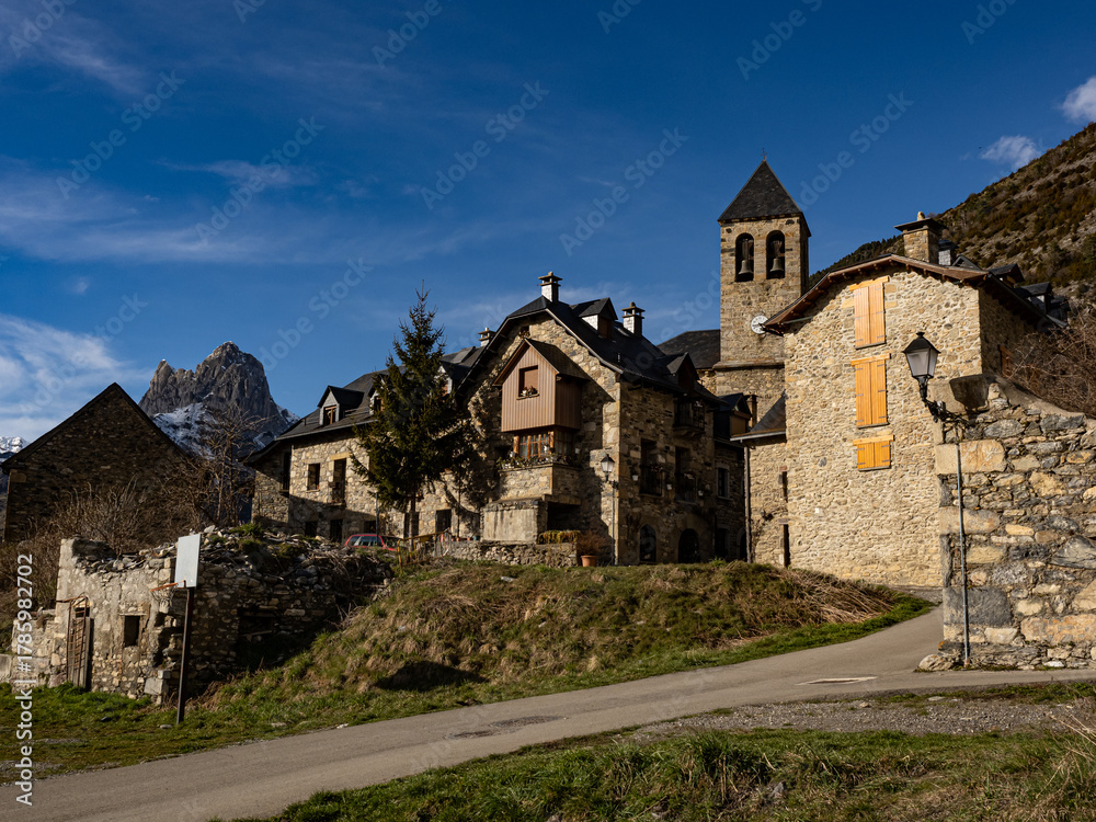 Fototapeta premium View of the picturesque village of Lanuza, in the Aragonese Pyrenees. Huesca. Spain