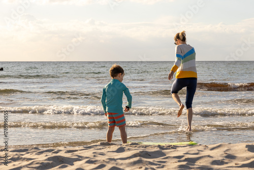 Mama mit Sohn in den Ostseewellen