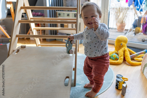 Baby spielt Zuhause