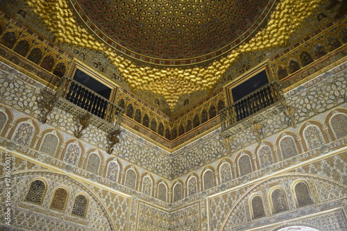 Detalhes arquitetônicos ornamentados do Real Alcázar de Sevilha na Espanha