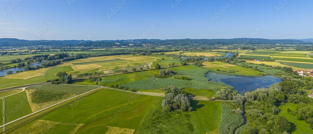 Obraz premium Wolkenloser Sommerabend rund um die Gemeinde Pfatter an der Donau in der Oberpfalz