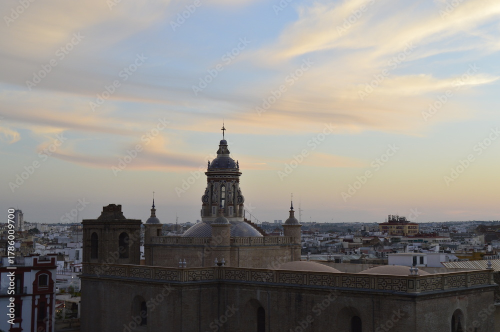 Fototapeta premium Entardecer em Sevilha na Espanha