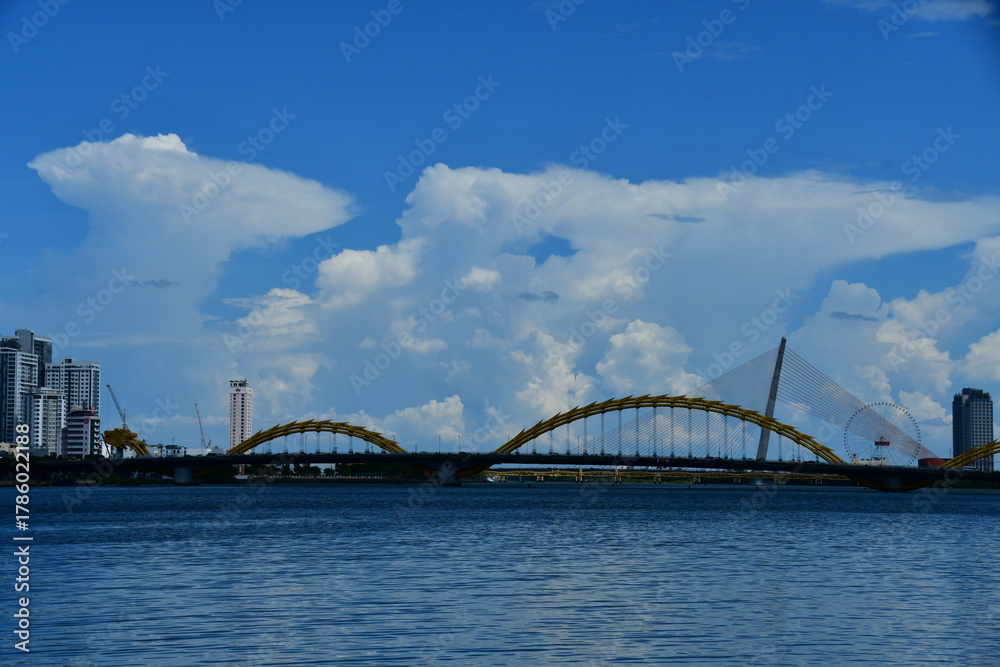 Fototapeta premium ベトナムダナンのドラゴンブリッジ