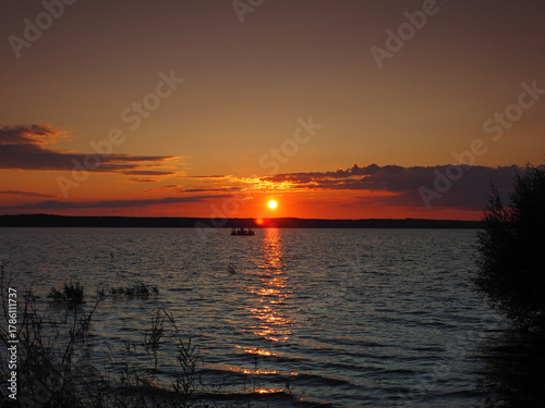 Закат на реке Кама. Дикая природа. Россия, Урал, Пермский край