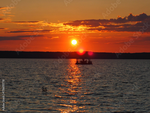 Закат на реке Кама. Дикая природа. Россия, Урал, Пермский край