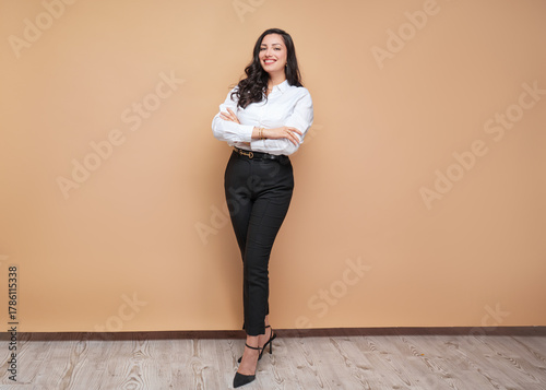  Portrait of beautyful and confident business woman, isolated on pastel background.