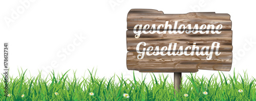 Ein Schild mit dem Text Geschlossene Gesellschaft auf der Wiese Header