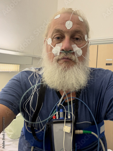 Verkabelt für die Nacht im Schlaflabor