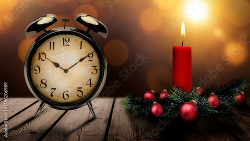 Vintage Wecker mit Weihnachtskerze