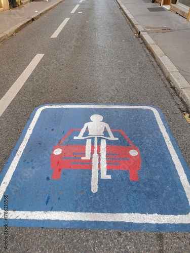 Markierung Fahrradstraße auf dem Asphalt