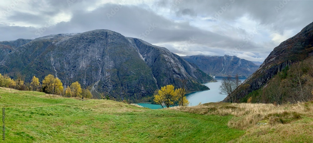Fototapeta premium Kjeåsen-Bergbauernhof