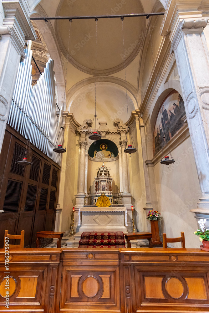 Fototapeta premium Transetto laterale presso l'abbazia benedettina di Santa Maria Assunta di Praglia a Teolo, Padova