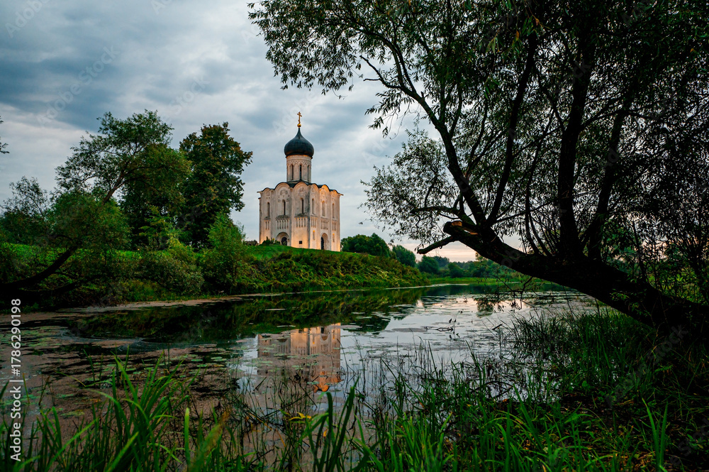 Fototapeta premium The Church of the Intercession of the Holy Virgin on the Nerl River at dawn