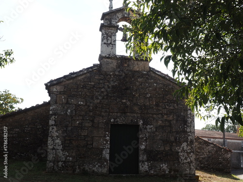 iglesia románica de San  Jorge del pequeño pueblo de Santiso, provincia de La Coruña,  una sola nave, campanario en espadaña, crucero en el atrio, Galicia, España, Europa