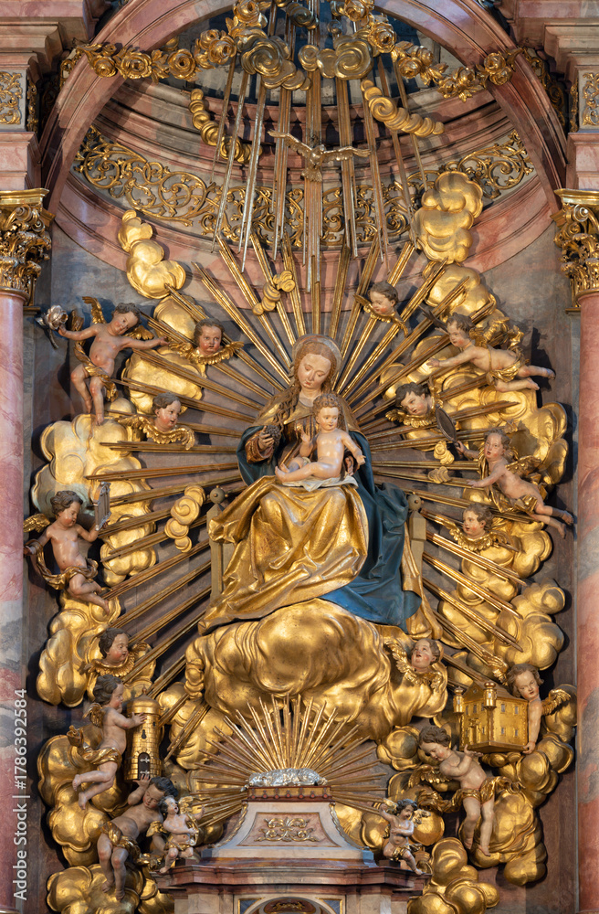 Fototapeta premium SALZBURG, AUSTIRA - SEPTEMBER 7, 2025: The carved polychrome baroque altar with the renaissance Madonna in the church Franziskanerkirche by Michael Pacher (1435 – 1498).