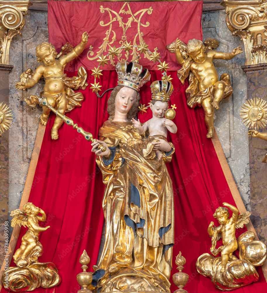 Fototapeta premium SALZBURG, AUSTRIA - SEPTEMBER 6, 2025: The carved baroque polychrome statue of Madonna on the main altar in the church Pfarrkirche Mülln by Jakob Kaschauer (1453)
