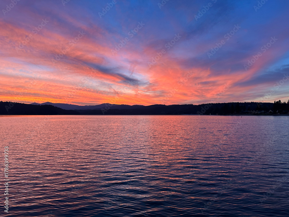 Obraz premium sunset over the lake