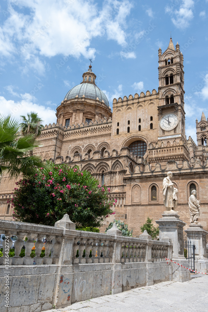 Obraz premium View of streets of Palermo, citylife, ancient baroque churches, old narrow streets, Norman palaces, markets, Sicilian vacation destination, South of Italy