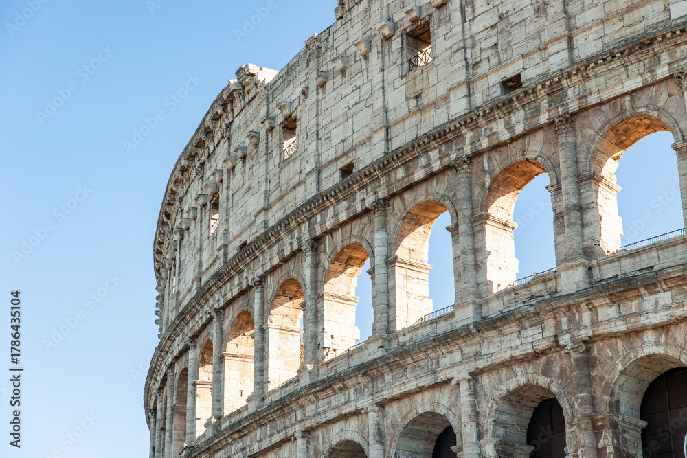 Obraz premium Colosseum arches and ancient architecture in Rome