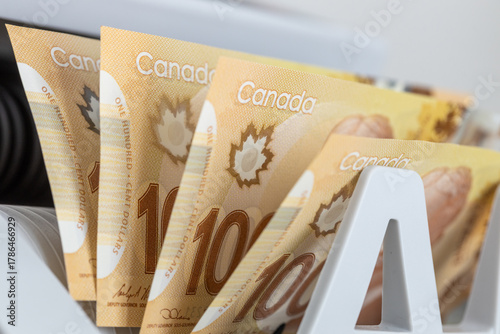 Tableau sur toile Canadian dollars in a bill counter