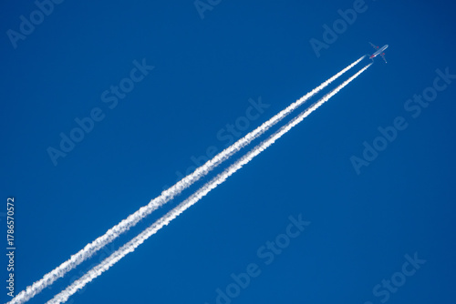 Scia 01 - aereo con scia bianca nel cielo azzurro