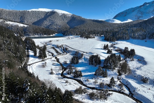 Site de Payolle, Campan sous la neige vu avec un drone, Hautes-Pyrénées